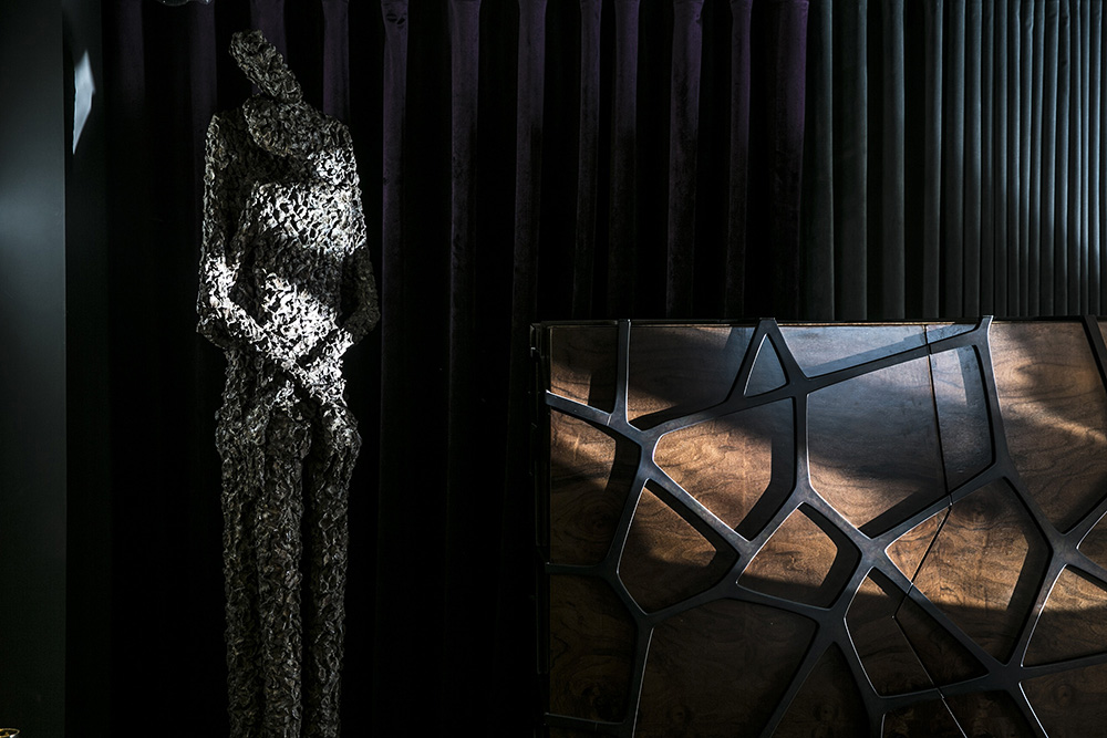 Val青銅作品Létreine II_2015擁抱II的光影與邊櫃構成自然的一幅美景